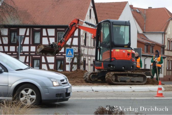 Am Wickerer Kreisel haben die Arbeiten zur Gestaltung des Verkehrsbauwerks begonnen. Sie sind bei laufendem Verkehr möglich und sollen bereits am Monatsende abgeschlossen sein.
