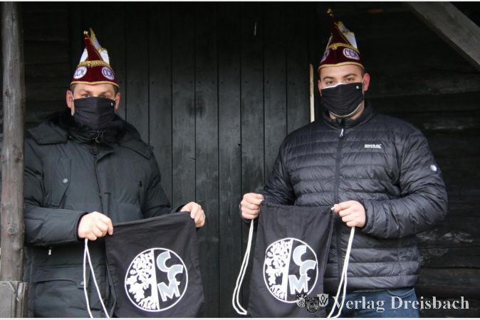 Das "CCM-Beutelche" lockert die trübe Stimmung der CCM-Fastnachter auf: Vorsitzender Frank Enders (links) und Elferratsmitglied Tim Fischer (rechts) vermissen ihre geliebte und gelebte Fastnacht in diesem Jahr.