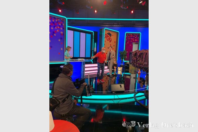 Fastnacht als Arbeit: Hans-Joachim Greb (rotes Hemd, bei Regieanweisung) mit Johannes Bersch (als Karl Lauterbachh) und "Sprechstundenhilfe" Steffi Kraus.