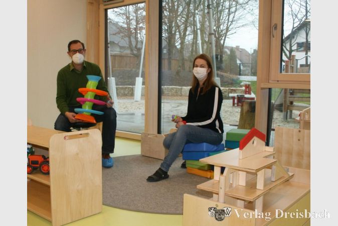 Bürgermeister Christian Seitz und Leiterin Sylvia Bernstein in der Kita St. Vitus.