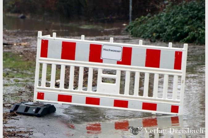 Die Absperrung wird an den Mainwiesen vorerst nicht mehr gebraucht, der Spazierweg am dortigen Mainuferabschnitt dürfte nach den Tagen unter Wasser aber noch länger einen etwas schwierigen Untergrund bieten.