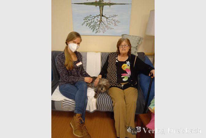 Carina Nitzling, die neue Leiterin im Sozialen Dienst, gemeinsam mit ihrem Hund "Blackie" und einer Bewohnerin.