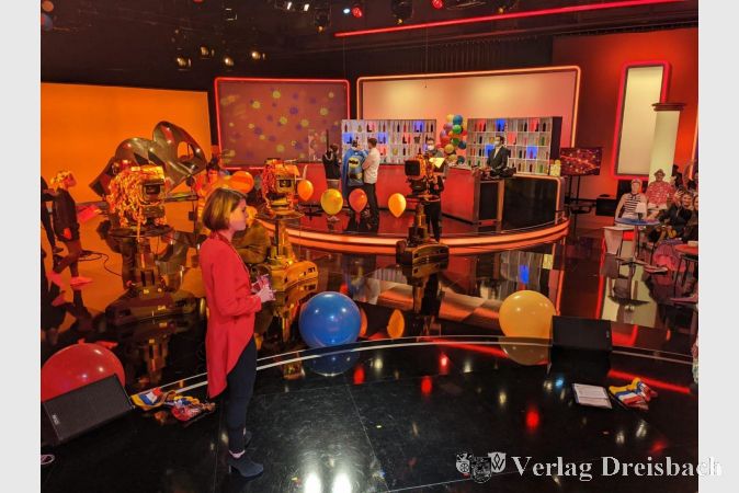 Der Blick ins fastnachtlich gestaltete HR-Studio mit Moderatorin Stefanie Kraus im Vordergrund.