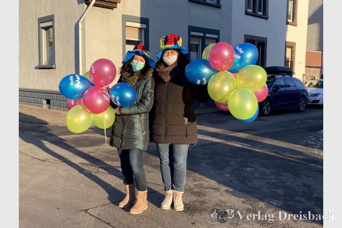 Mit vielen bunten Fastnachtsballons waren die Wilden Weiber Okriftel in der letzten Woche in ihrem Stadtteil unterwegs.