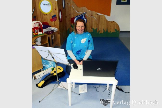 In der Kita St. Michael übertrugen Manuela Kaschel und Birgit Bettermann aus dem Turnraum einen närrischen Musikkindergarten.