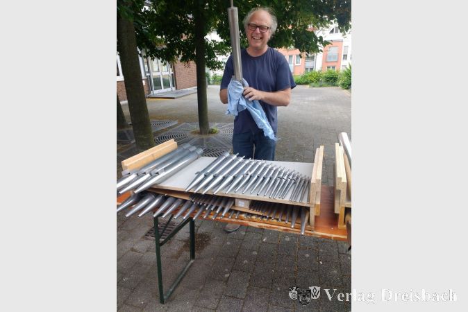 Orgelbaumeister Christoph Schindler reinigte bei der Orgelreinigung 2018 jede Pfeife einzeln von Hand.