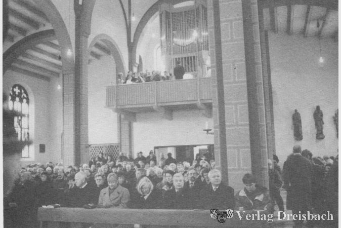 Orgelweihe am 25. Februar 1996: Ein Blick zur Orgel und in den vollbesetzten Kirchenraum.