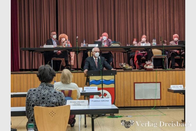 Bodo Knopf, der langjährige Vorsitzende der Gemeindevertretung, wurde in seiner letzten Sitzung zum Ehrenbürger der Gemeinde Kriftel ernannt.