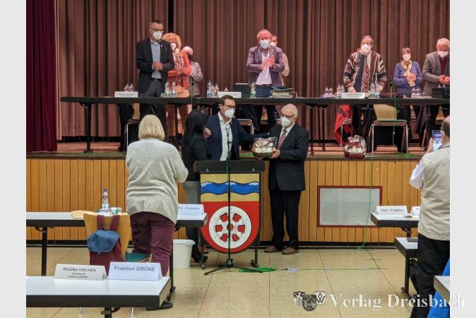 Bürgermeister Christian Seitz dankt Bodo Knopf für sein jahrelanges Wirken als Vorsitzender der Gemeindevertretung und gratuliert ihm zur Ehrenbürgerwürde.