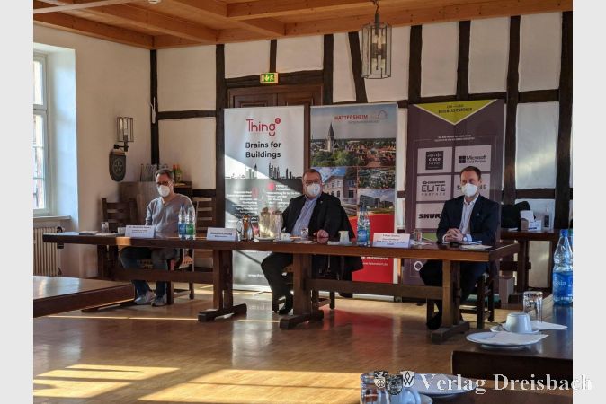 Von links nach rechts: Dr. Marc Gille-Sepheri (Thing Technologies GmbH), Bürgermeister Klaus Schindling und GMS-Geschäftsführer Tobias Enders am 11. Februar im Hessensaal des Alten Posthofes.