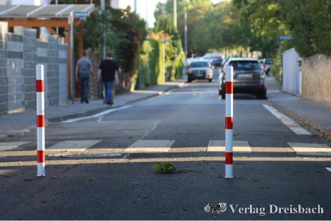 Zwei Pfosten zu viel auf Flörsheims Straßen: So sieht es das Verwaltungsgericht mangels Nachweis der Stadt, dass die Sperrung der Jahnstraße notwendig war. Sie sind schon abgebaut.