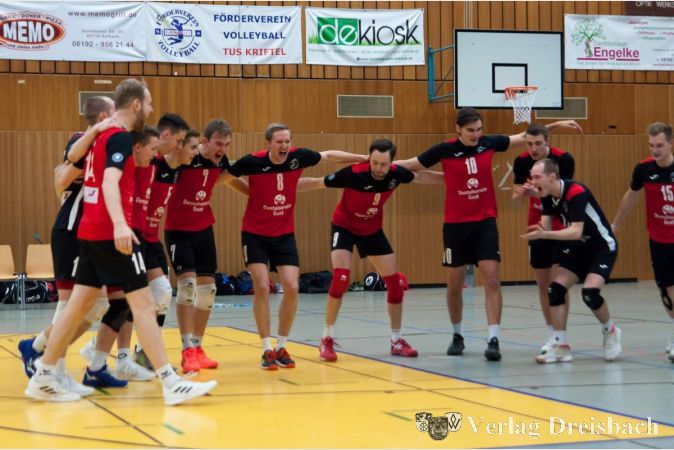 Erleichterung und Freude bei der ganzen Mannschaft nach dem knappen Sieg gegen den Gegner aus Mainz-Gonsenheim