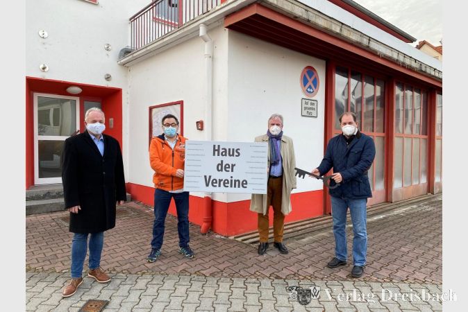 Stadtverordnetenvorsteher Michael Kröhle, Vereinsringvorsitzender Peer-Eric Neugebauer, Bürgermeister Dr. Bernd Blisch und Ortsvorsteher Thomas Schmidt (v. l.) trafen sich zur Schlüsselübergabe vor dem ehemaligen Feuerwehrhaus im Faulbrunnenweg.
