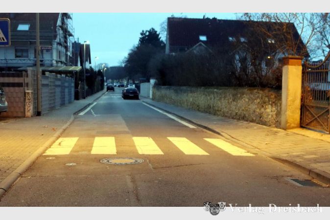 Der aktuelle ist der normale Anblick des Fußgängerüberwegs in der Jahnstraße am Alten Friedhof. Für gut elf Monate ragten hier zuletzt zwei rot-weiße Metallpfosten aus der Fahrbahn und verhinderten die Durchfahrt von PKW.