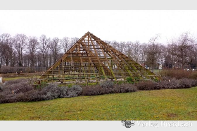 Die Holzpyramide am Eingang zum Rosarium hat ihre Zeit hinter sich. Wegen Fäulnisschäden wird die Konstruktion ab dieser Woche abgerissen und durch einen metallenen Neubau ersetzt.