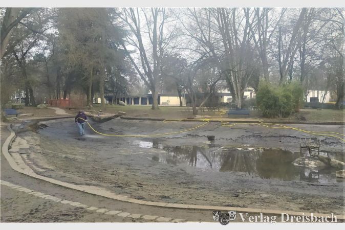 Reinigungsarbeiten am Mittwochmorgen im Park. Landschaftsgärtner Thomas Metz spritzt das Becken aus.