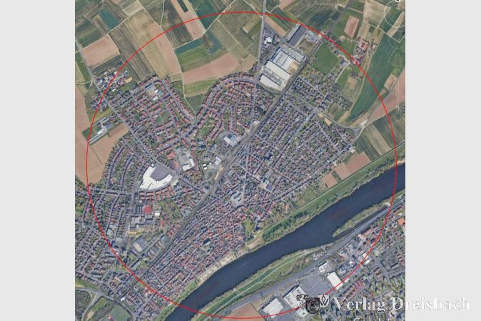 Streng genommen dürften Wohnbauprojekte im Zusammenhang mit dem Frankfurter Bogen nur im Umkreis eines Kilometers vom Bahnhof angegangen werden. In Flörsheim ergäbe sich das im roten Kreis zu sehende Areal.