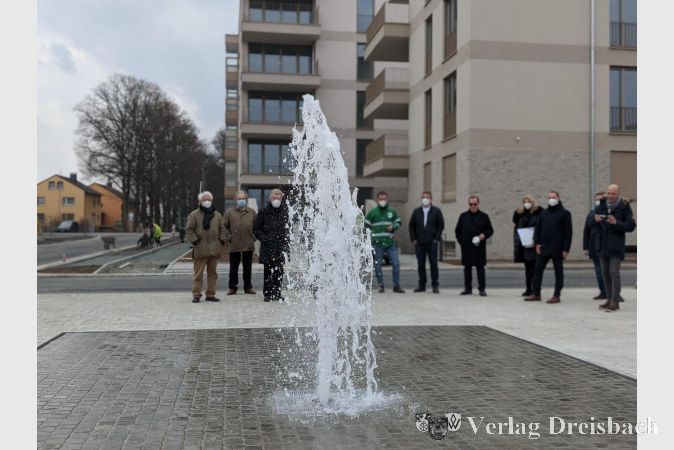 Im Rahmen der Begehung im Neubaugebiet „An der Ölmühle“ konnten die Gäste auch erstmals das neue Wasserspiel in Aktion bestaunen.