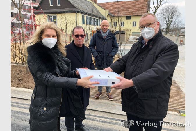 Die Übergabe des Bauantrags für den Umbau der Alten Ölmühle. Von links nach rechts: Karin Schunda, (monogruen Architekten), Günter Horn (PG HORN 2 mbH &
Co. KG), Andreas Heinemann (Die Landschaftsarchitekten) und Bürgermeister Klaus Schindling.