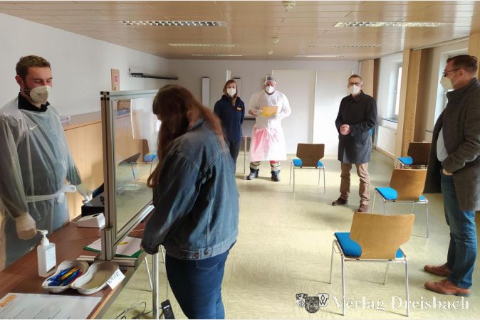 Franz Jirasek und Bürgermeister Seitz besuchen das Testzentrum in der Kleinen Schwarzbachhalle.