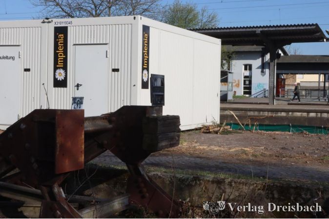 Zwischen Prellbock (vorne) und Bahnschienen soll der selbstbestimmte Treffpunkt für die Flörsheimer Jugend entstehen, in Sicht und vor allem W-LAN-Weite des Jugendzentrums Güterbahnhofs (hinten) auf der anderen Seite der Schienen. Jetzt muss die Stadt wohl den Abschluss der Bauarbeiten der Lärmschutzwand abwarten.
