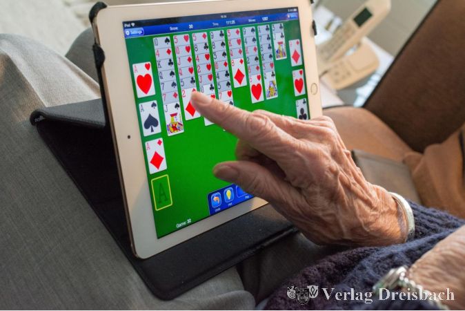 Mit altersgerechten Onlinespielen können auch Seniorinnen und Senioren ihr Konzentrationsvermögen und weitere kognitive Fähigkeiten trainieren.