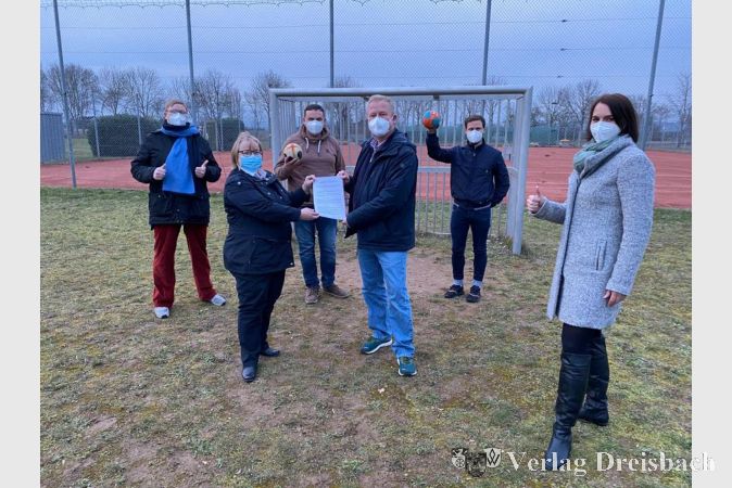 Glückliche Gesichter bei allen Beteiligten nach Unterzeichnung des neuen HSG-Vertrags zwischen TV Wicker und TG Hochheim am Freigelände des TV.