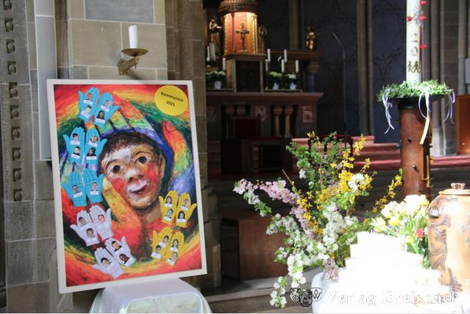 Schon für die Proben zu den diesjährigen Erstkommunions-Gottesdiensten in St. Martinus war die Hattersheimer Kirche schön geschmückt.