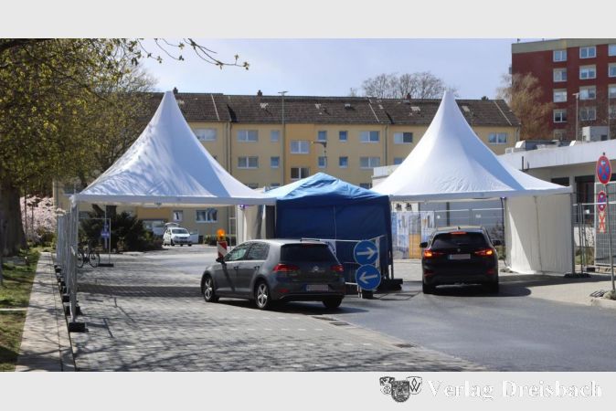 Drei Zelte, zwei Fahrbahnen: Schlicht und effektiv ist der Aufbau der Corona-Teststation in Form eines Drive-In an der Flörsheimer Stadthalle.