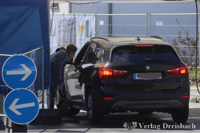 Die Mitarbeiter registrieren die "Gäste" per QR-Code und nehmen am Fenster den Abstrich vor, ohne dass die Fahrer aussteigen müssen. Das Ergebnis gibt es per App-Nachricht.