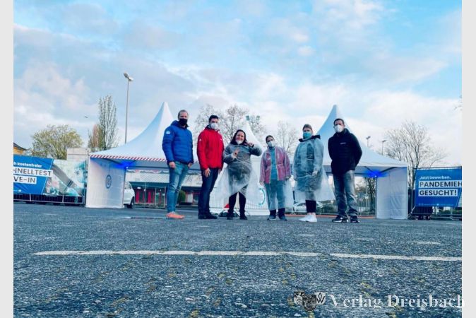 Einer von zwei Schnelltest-Drive-ins beim „Corona-Testival“: Nach der Eröffnung des digitalen Testzentrums heute durch Preventim-Gründer Frederic Lanz (l.) läuft am Donnerstag bereits parallel zur Stadt Flörsheim die großflächige Testung der Bevölkerung an.