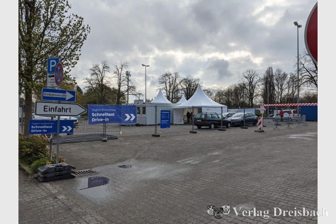 Die Lage auf dem Parkplatz vor der Stadthalle ist für ein solches Testzentrum besonders gut geeignet, da sich von dort aus kaum ein Rückstau auf die Hauptverkehrsstraßen bilden kann.