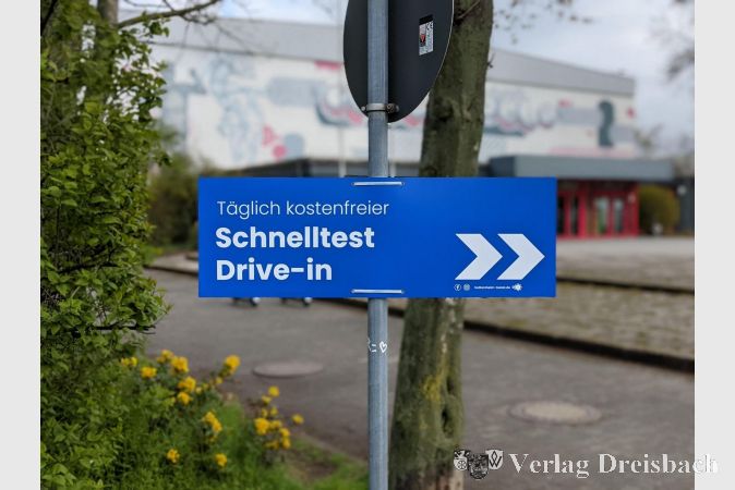 Deutlich ausgeschildert: Seit Montag führt der Weg zum schnellen und komfortablen COVID-19-Test auf den öffentlichen Parkplatz Stadthalle/Sportpark Karl-Eckel-Weg.