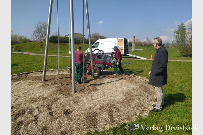 Sandreinigung im Ziegeleipark am Klettergerüst.