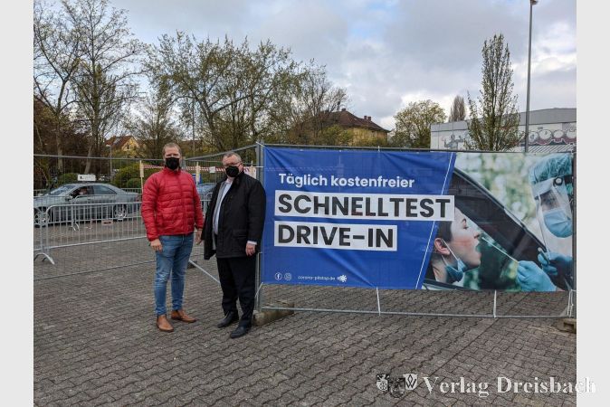 Preventim-Mitbegründer Frederic Lanz und Bürgermeister Klaus Schindling, der sich am Montagmorgen selbst ein Bild vom frisch eröffneten Testzentrum machte. Beide lobten die gute Zusammenarbeit, die schon zweieinhalb Wochen nach der Aufnahme der ersten Gespräche Früchte trug.