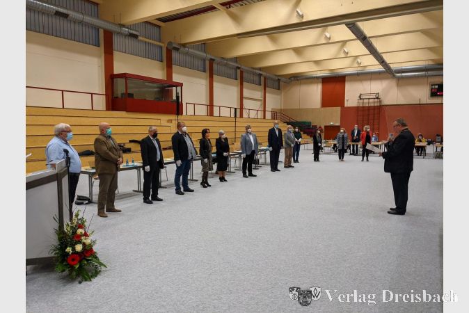 Die Vereidigung der neuen ehrenamtlichen Stadträte und Stadträtinnen erfolgte mit Masken, Handschuhen und Abstand untereinander.