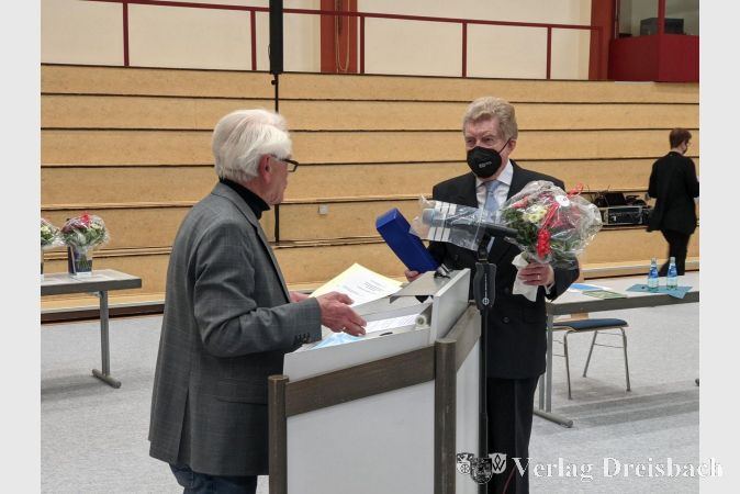 Alterspräsident Dietrich Muth (links) gratuliert Günter Tannenberger (rechts) zur Wiederwahl als Stadtverordnetenvorsteher.