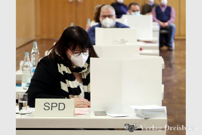 Ein/e jede/r mache das Kreuzchen am eigenen Plätzchen: Weil es bei der Wahl des Stadtverordnetenvorstehers angesichts der Pandemie keine Wahlkabine für alle geben konnte, erhielten die Fraktionen Kartonaufsteller für den Tisch.