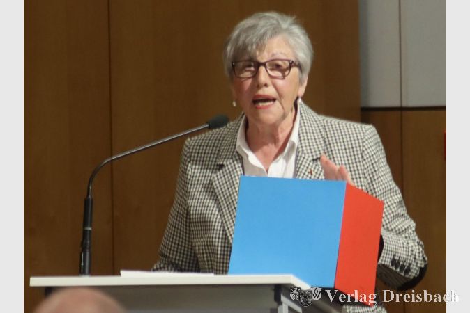 Die Würfel sind am 14. März gefallen und haben in Flörsheim fünf unterschiedliche politische Farben ins Parlament gebracht. Alterspräsidentin Berthilde Enders demonstrierte das Farbenspiel mit einer freien Seite.