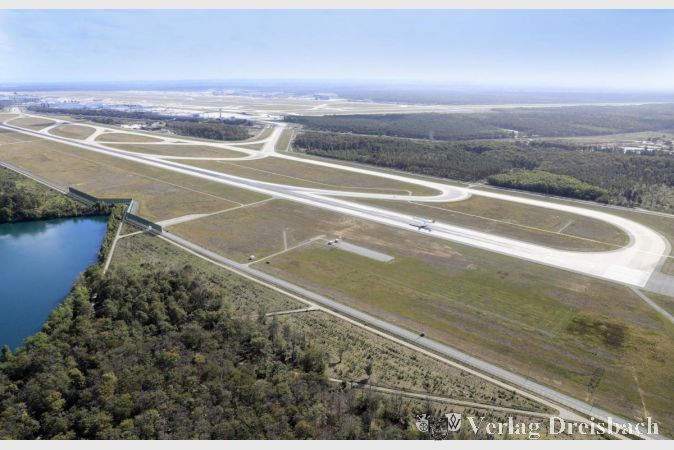 Die Fluglärmbelastung in der Region ist durch den Einbruch bei den Flugbewegungen und der damit verbundenen Schließung der Nordwest-Landebahn (im Bild) aktuell deutlich niedriger als gewohnt. Die Flörsheimer Parteien diskutieren, ob dies der geeignete Zeitpunkt ist, die Positionen der städtischen Gremien zum Flugbetrieb erneut vorzutragen.