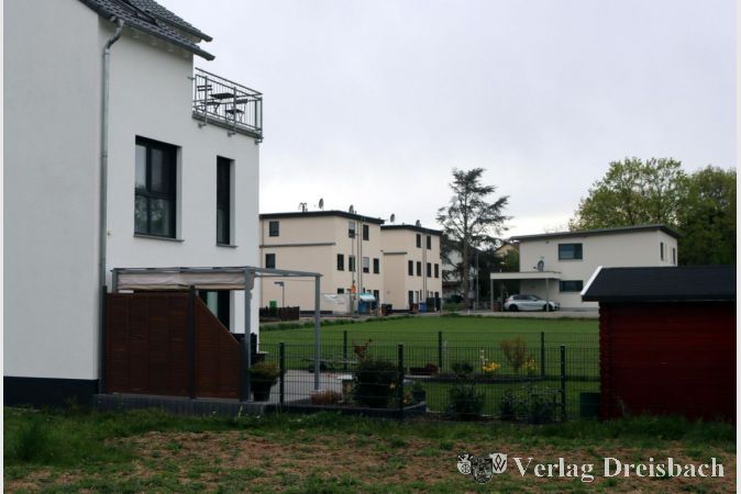 Baulücken vermeiden, wie diese, die beim Ausbau der Weilbacher Keltenstraße entstand, das möchte ein dfb-Antrag zu den Grundstücks-Vergabeverfahren künftig vermeiden helfen.