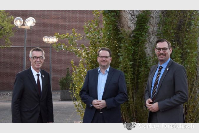 Der neue Vorsitzende der Gemeindevertretung Alexander Feist (Mitte), flankiert vom Ersten Beigeordneten Franz Jirasek (links) und Bürgermeister Christian Seitz (rechts).