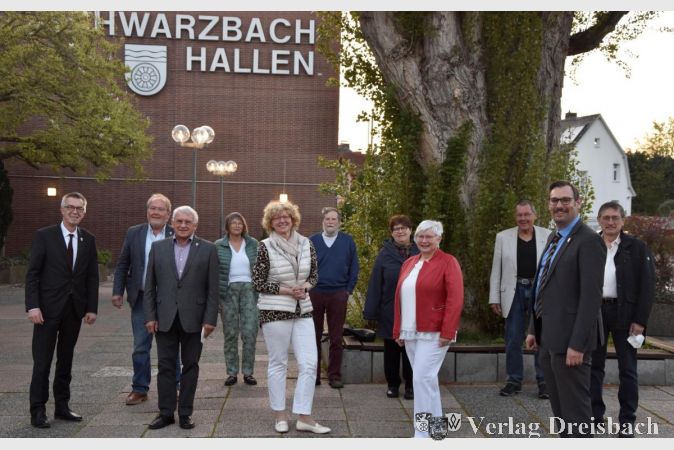 Die neun ehrenamtlichen Beigeordneten zusammen mit der Rathausspitze. Von links nach rechts: Erster Beigeordneter Franz Jirasek, Erhard Koch, Edelbert Hoss, Bettina Jansen, Silvia May, Ferdinand Dillmann, Therese Tobisch-Schuster, Monika Beisheim, Horst Schneider, Bürgermeister Christian Seitz und Hans-Joachim von Kiel.