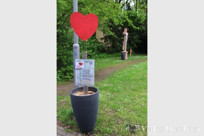 Die ACK Hattersheim lässt ein großes Herz in einem Blumentopf am Spazierweg zum Ökumenischen Kirchentag 2021 "blühen".