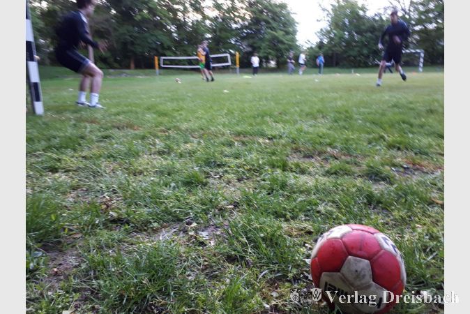 Die Handballer haben auf dem Freiplatz am Schwimmbad wieder losgelegt.