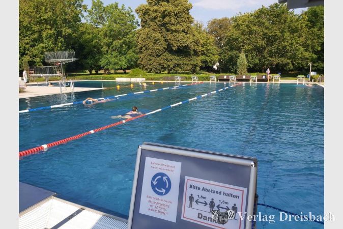 Schwimmen mit Abstand und im Kreisverkehr: Impression von der letztjährigen Parkbadsaison.