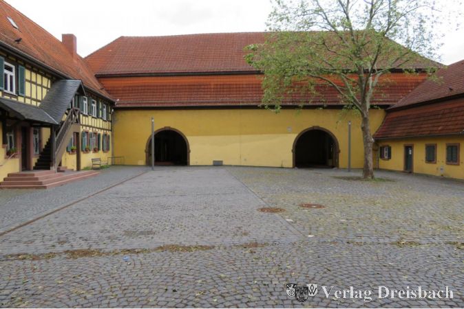 Wo sonst ab dem Frühjahr die Bühne für viele Gesangsveranstaltungen steht, ist im Moment nur gähnende Leere festzustellen. Die Aktivitäten der Hattersheimer Vereine liegen trotz langsam steigender Temperaturen immer noch auf "Corona- Eis".