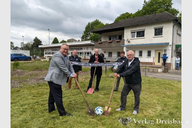 Bürgermeister Klaus Schindling (vorne links) und der 1. Vorsitzende des FCE, Günter Fuchs (vorne rechts), halten die symbolischen Spaten. Dahinter von links nach rechts: Jugendleiter Jürgen Paul, Vorstandsmitglied Horst Siemienowski und der 2. Vorsitzende Christopher Reuter.