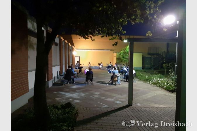 So probte der Chor L´'ésperance noch im September letzten Jahres: im Freien, mit viel Platz zwischen den sitzenden SängerInnen auf der Terrasse des Hauses der Vereine.