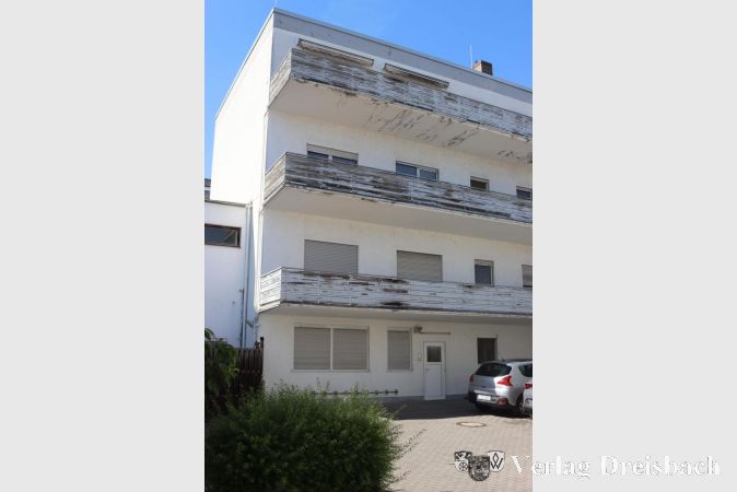Das Gebäude in der Riedstraße 9 wird seit dem Umzug des Großteils der Verwaltung in den Neubau am Rathausplatz nicht mehr benötigt. Der Magistrat solle prüfen lassen, wie es sich künftig nutzen lässt, neuer Wohnraum ist dabei Option Nummer eins.